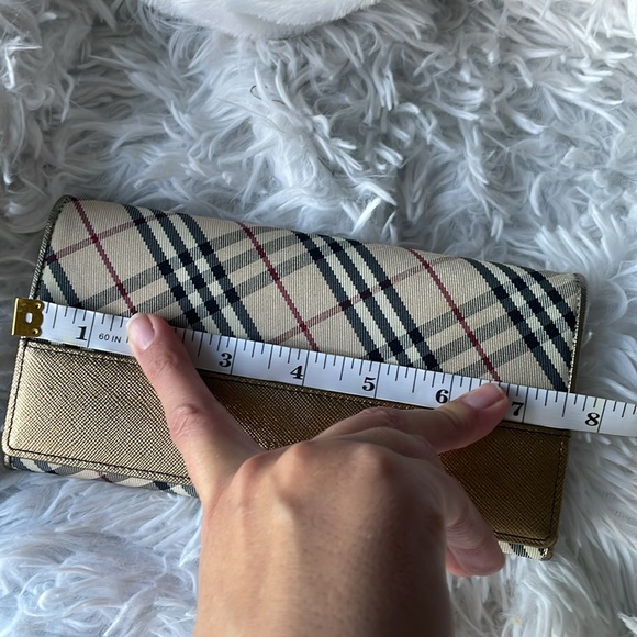 LIKE NEW AUTHENTIC BURBERRY LONG WALLET GOLD CHECKER PATTERN - Picture 9 of 10